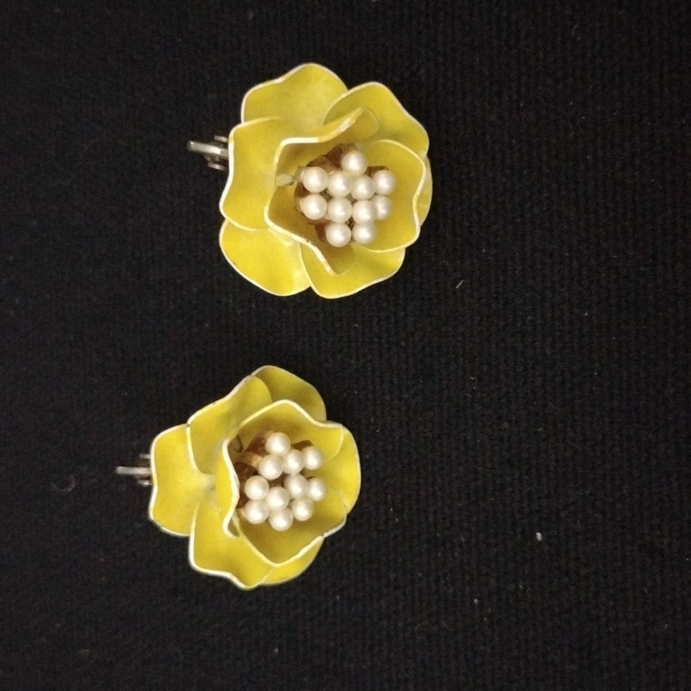 Vintage Marvella Yellow Enameled Metal Flower W/ Faux Pearls Clip On Earrings